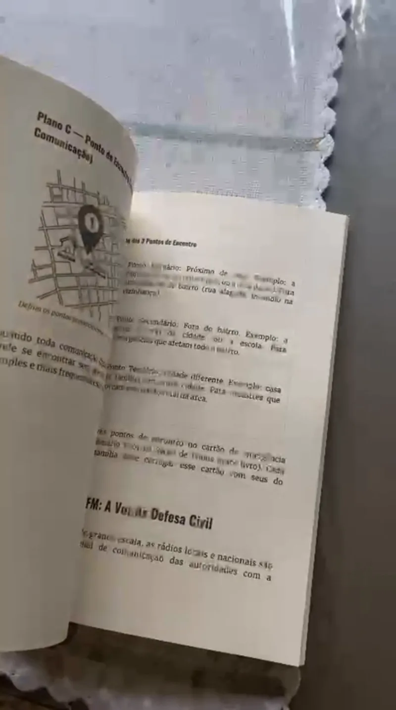 Página do livro com um mapa desenhado e o plano C, ponto de encontro da família